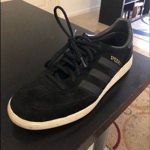 Men’s flat heel sneakers